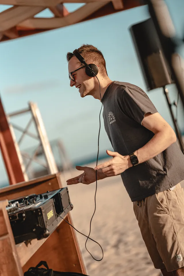 DJ Moritz legt auf den Kapverden auf