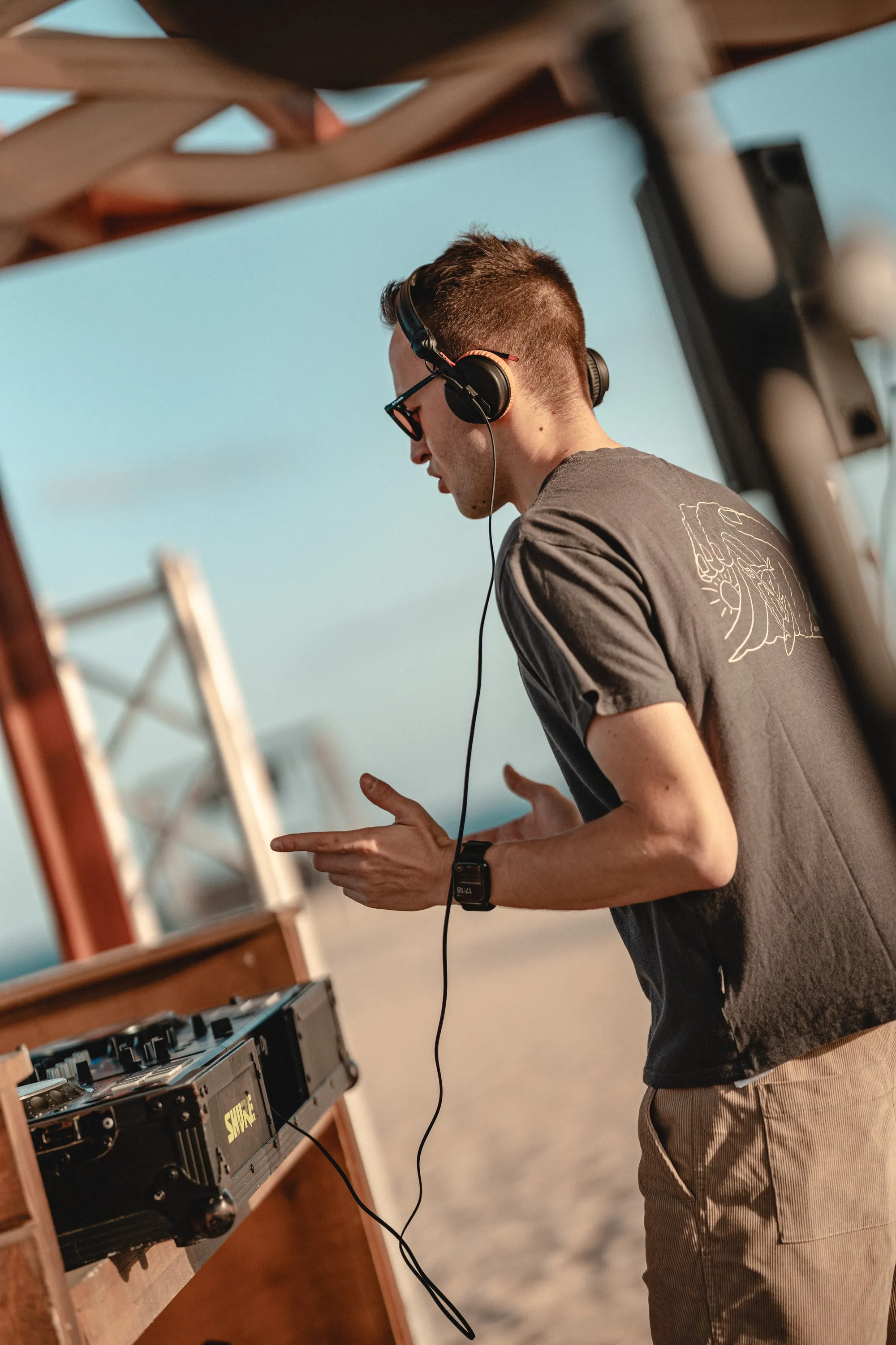 DJ Moritz mit Kopfhörern im Licht der Abendsonne auf den Kapverden