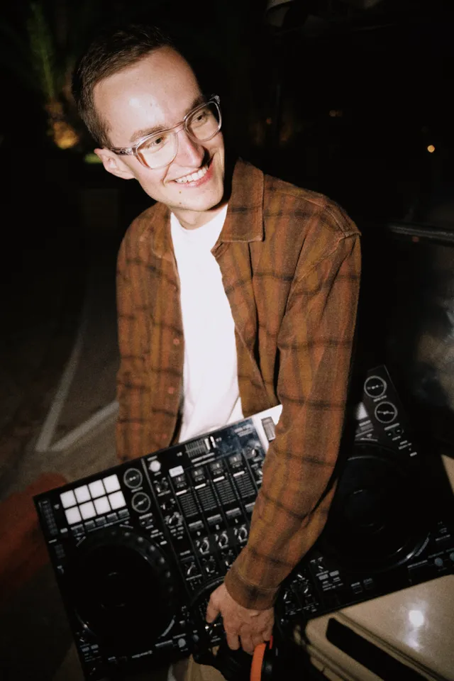 DJ Moritz mit Controller bei einer Hochzeit in Marokko