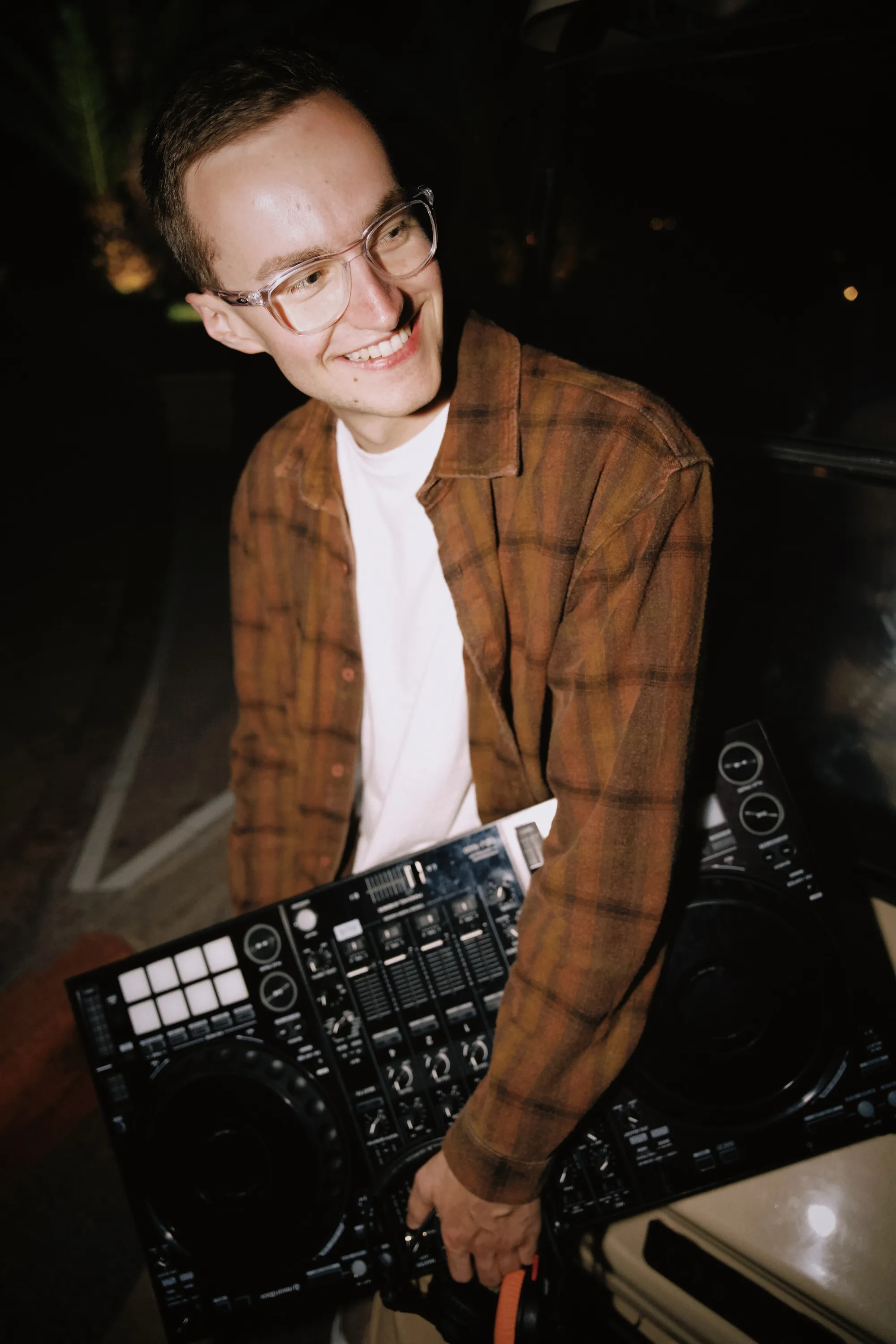 DJ Moritz lacht mit seinem DJ-Controller unter dem Arm bei einer Hochzeit in Marokko