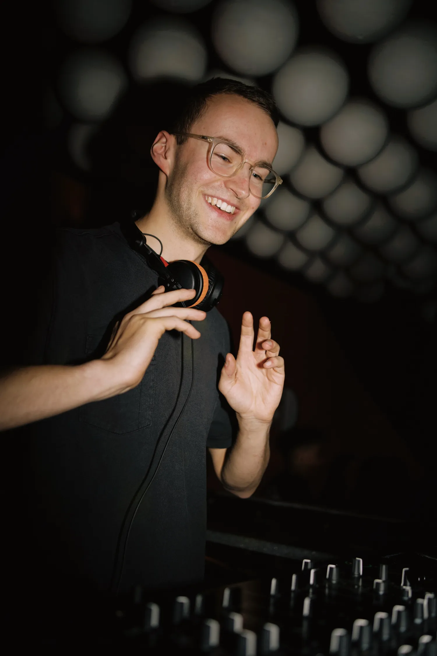 Porträt von DJ Moritz Gräßler mit Kopfhörern am DJ-Pult