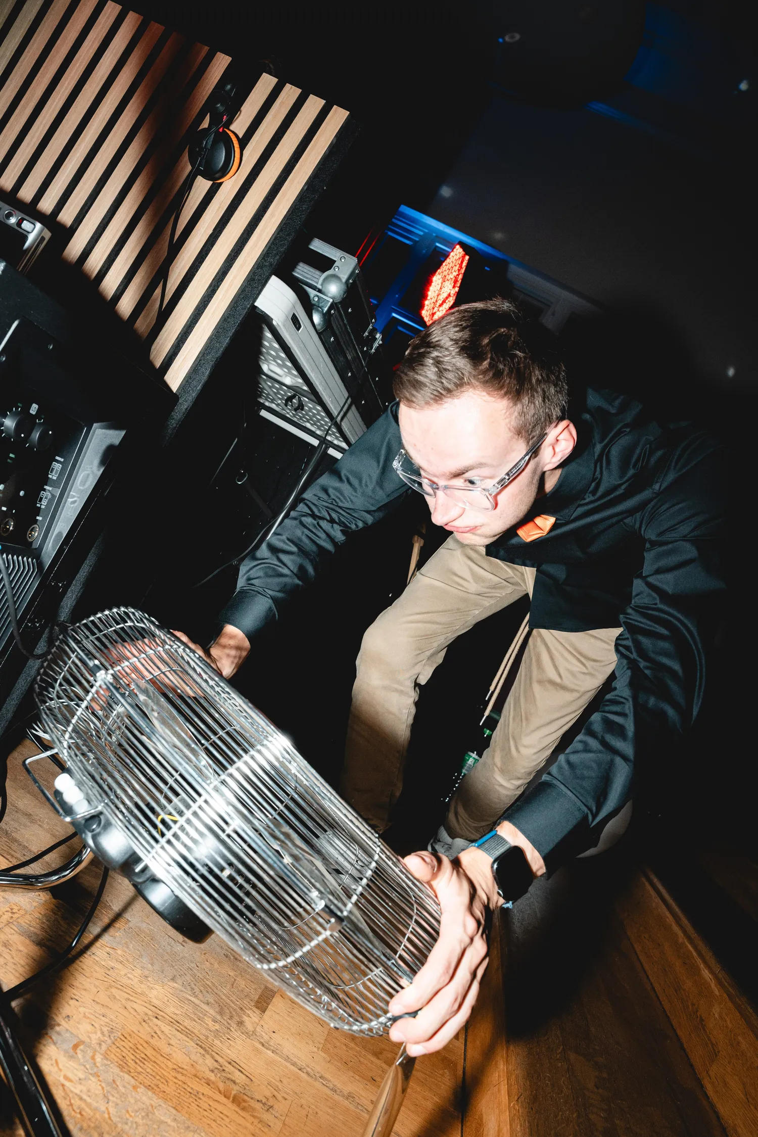 DJ Moritz trägt einen Retro-Ventilator über die Tanzfläche