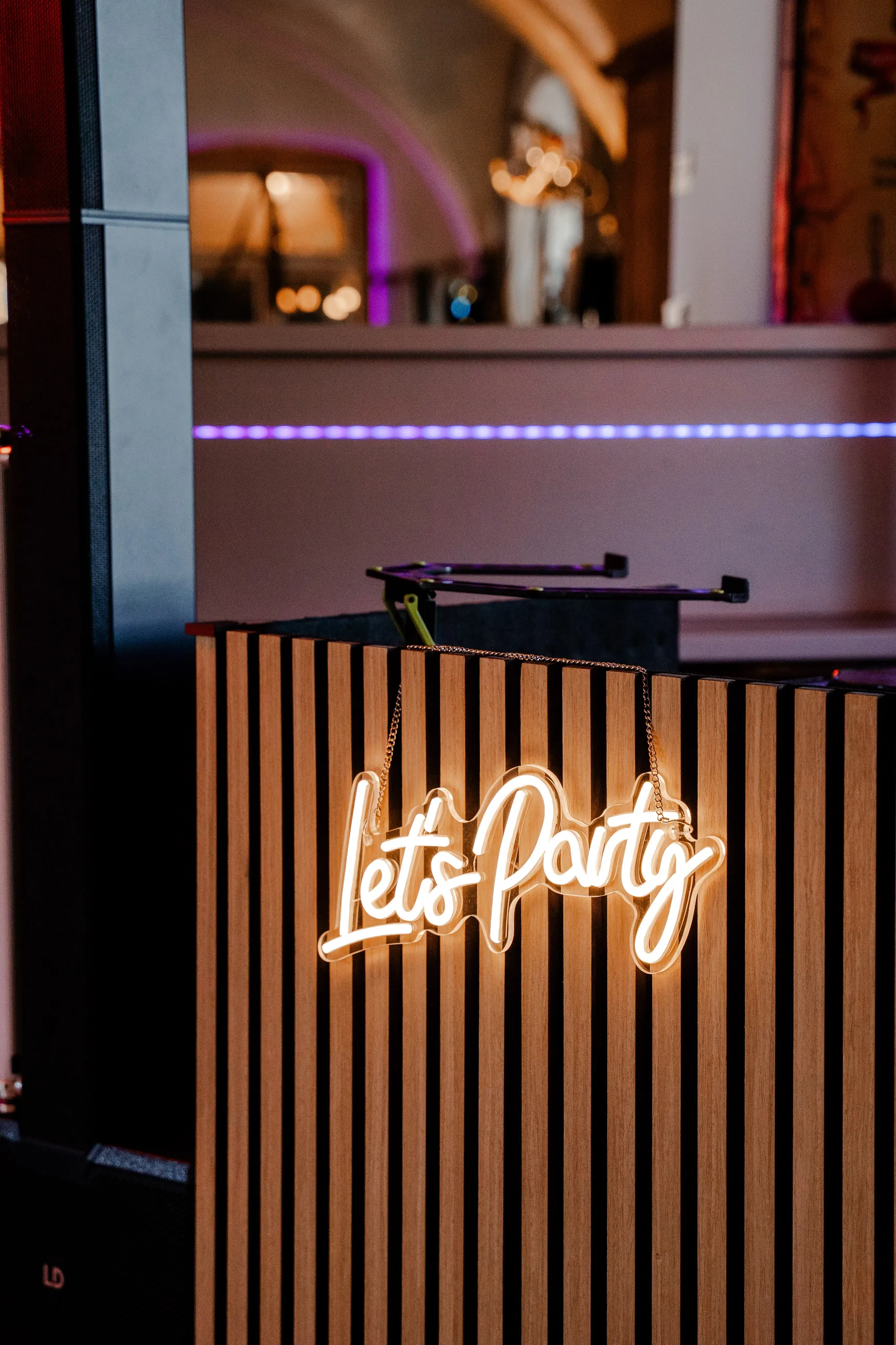 DJ-Pult in Holzoptik mit Leuchtschrift Let’s Party im Gewölbe des Rittergut Planschwitz