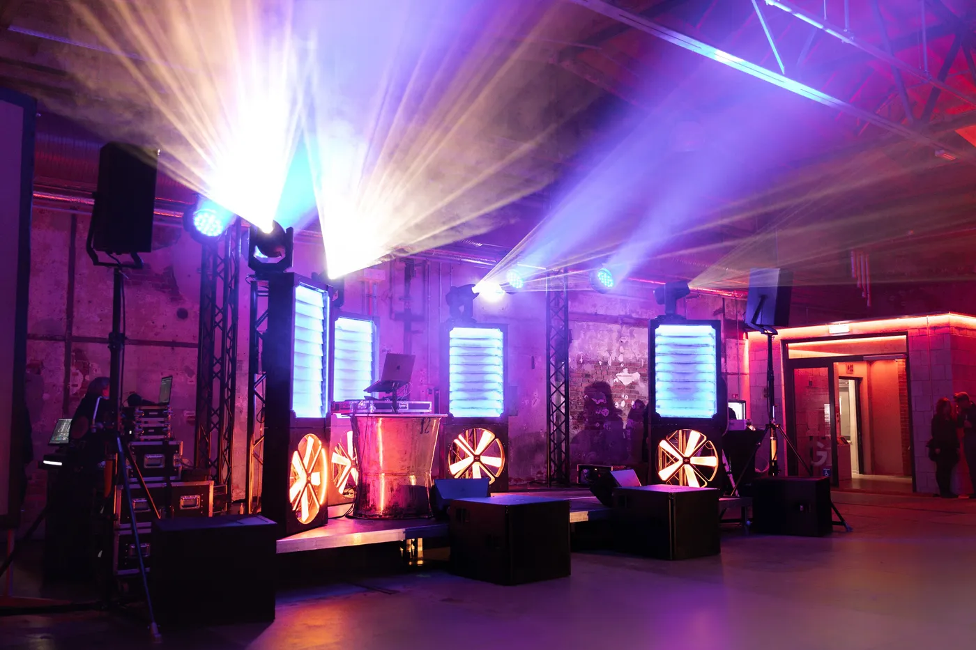 Lichtshow mit violetten Strahlern und Lichtsäulen